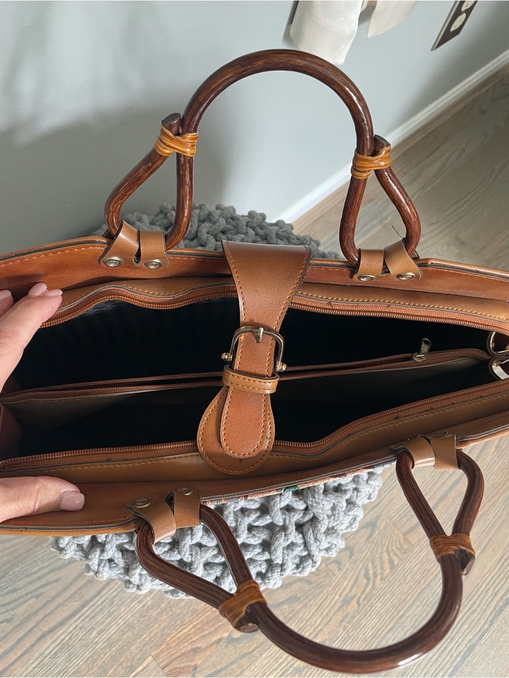 Unique Hand tooled Handbag - Picture 7 of 8